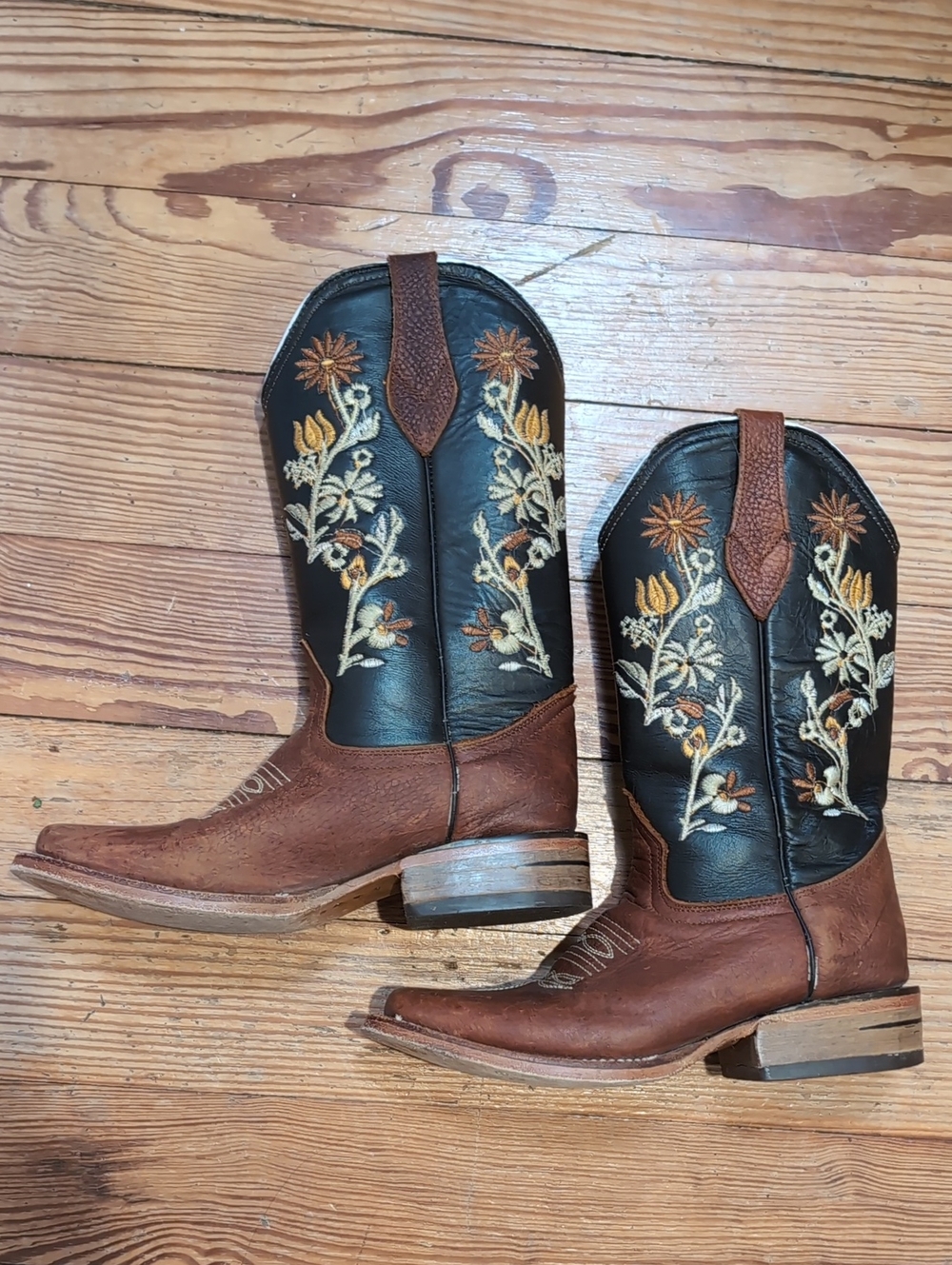 Derramadero Embroidered Floral Western Cowboy Boots - Black & Brown